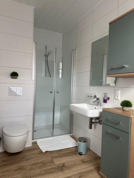 Das Badezimmer ist mit Dusche(ebenerdiger Einstieg) WC und einer kleinen Bank ausgestattet.