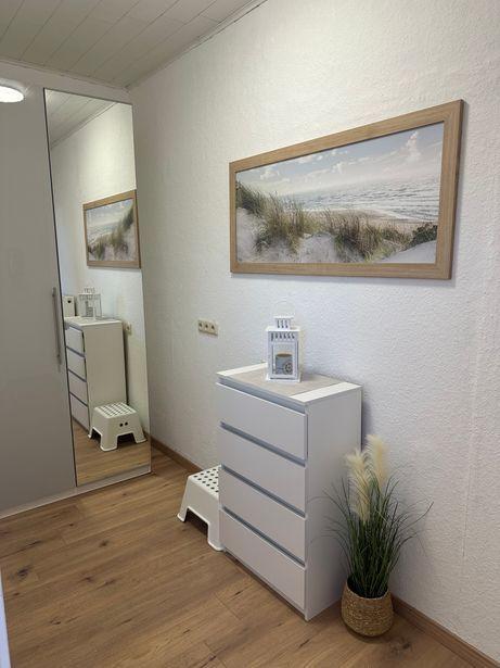 Im Ankleideraum befindet sich ein geräumiger Kleiderschrank mit ein Ganzkörperspiegel. Hier dürfen Sie auch gerne Ihre Koffer abstellen.
