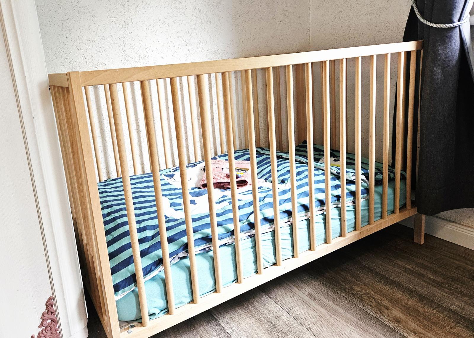 Babybett steht im Schlafzimmer 1