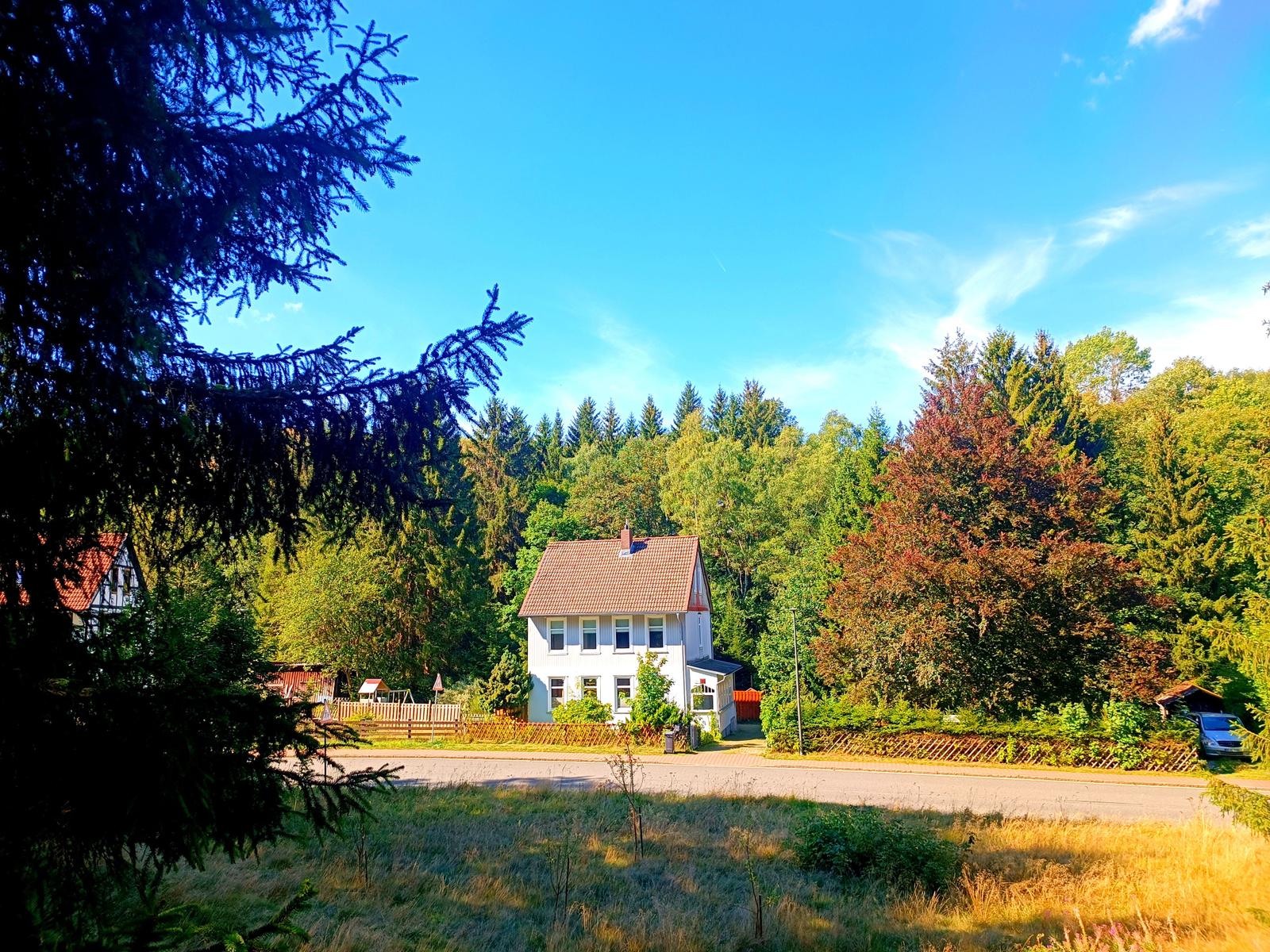 Blick von dem Wanderweg auf das Ferienhaus Villa Familienglück
