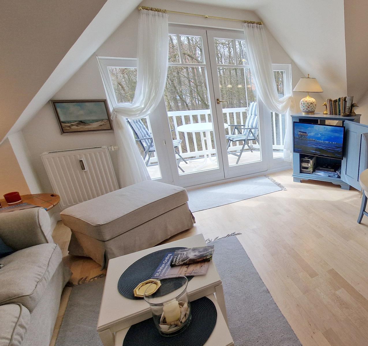 Wohnzimmer mit Blick zum Balkon...