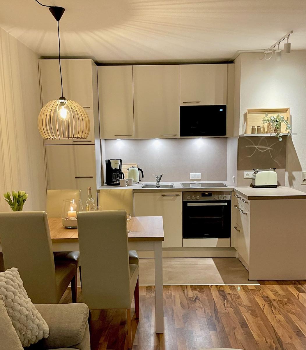 moderne Küche mit Backofen und Geschirrspüler...