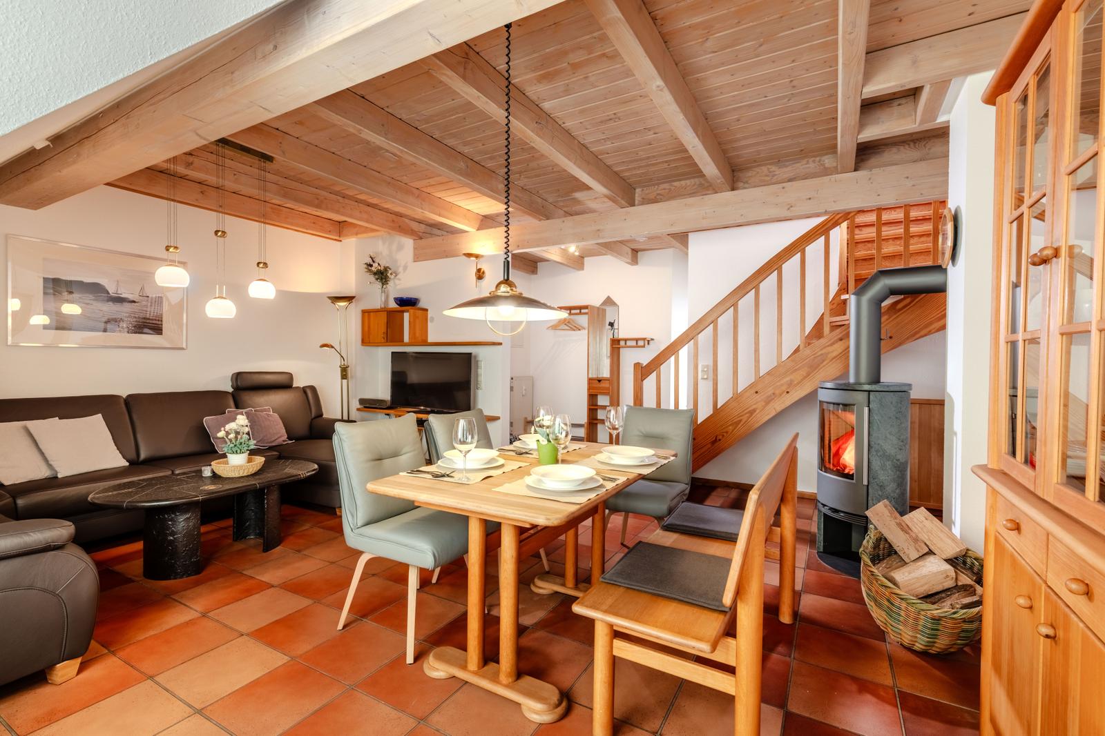 Wohnraum mit Kaminofen, Ansicht zum Flur