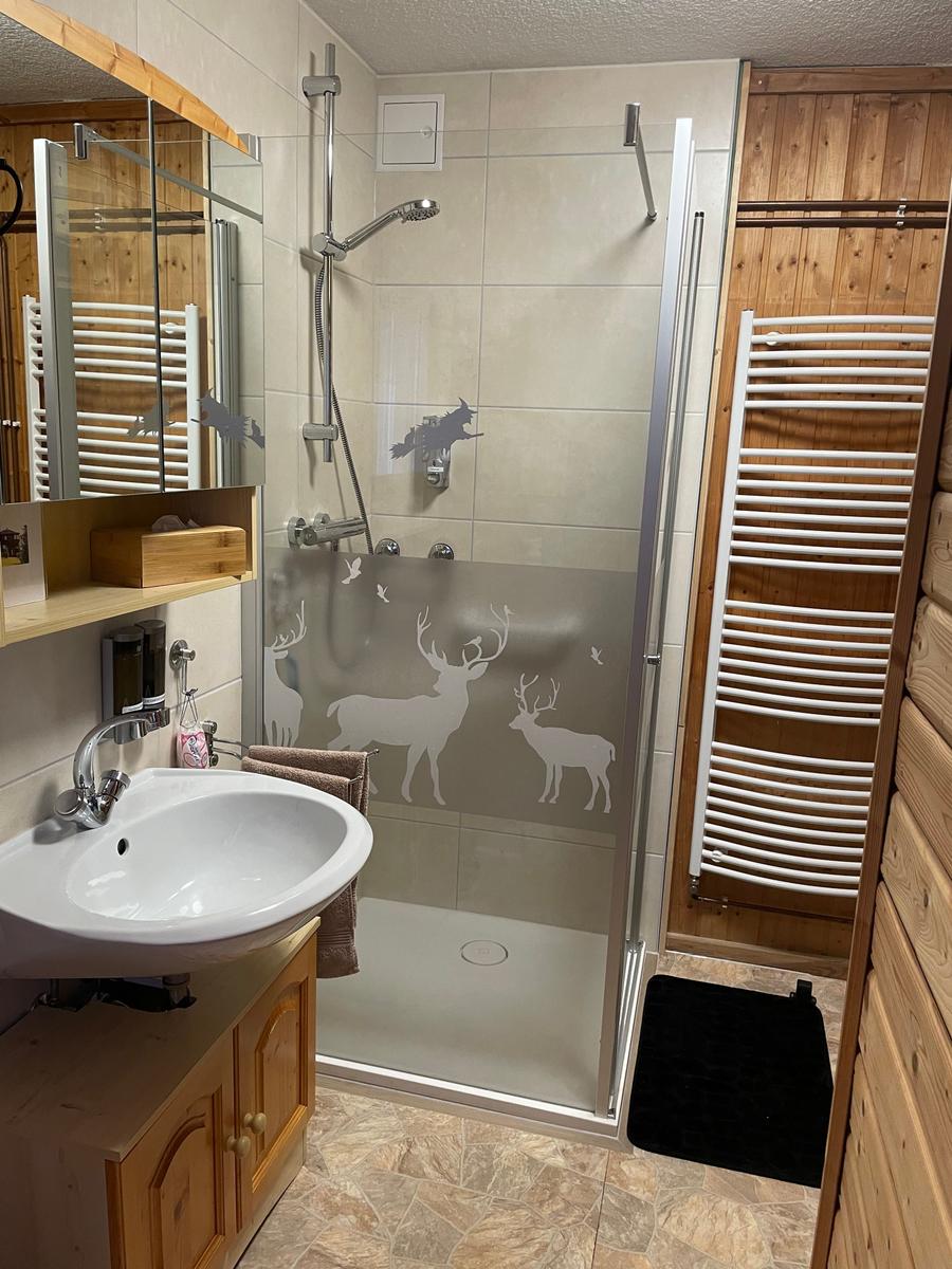 Badbereich Waschbecken und moderne ebenerdige Dusche