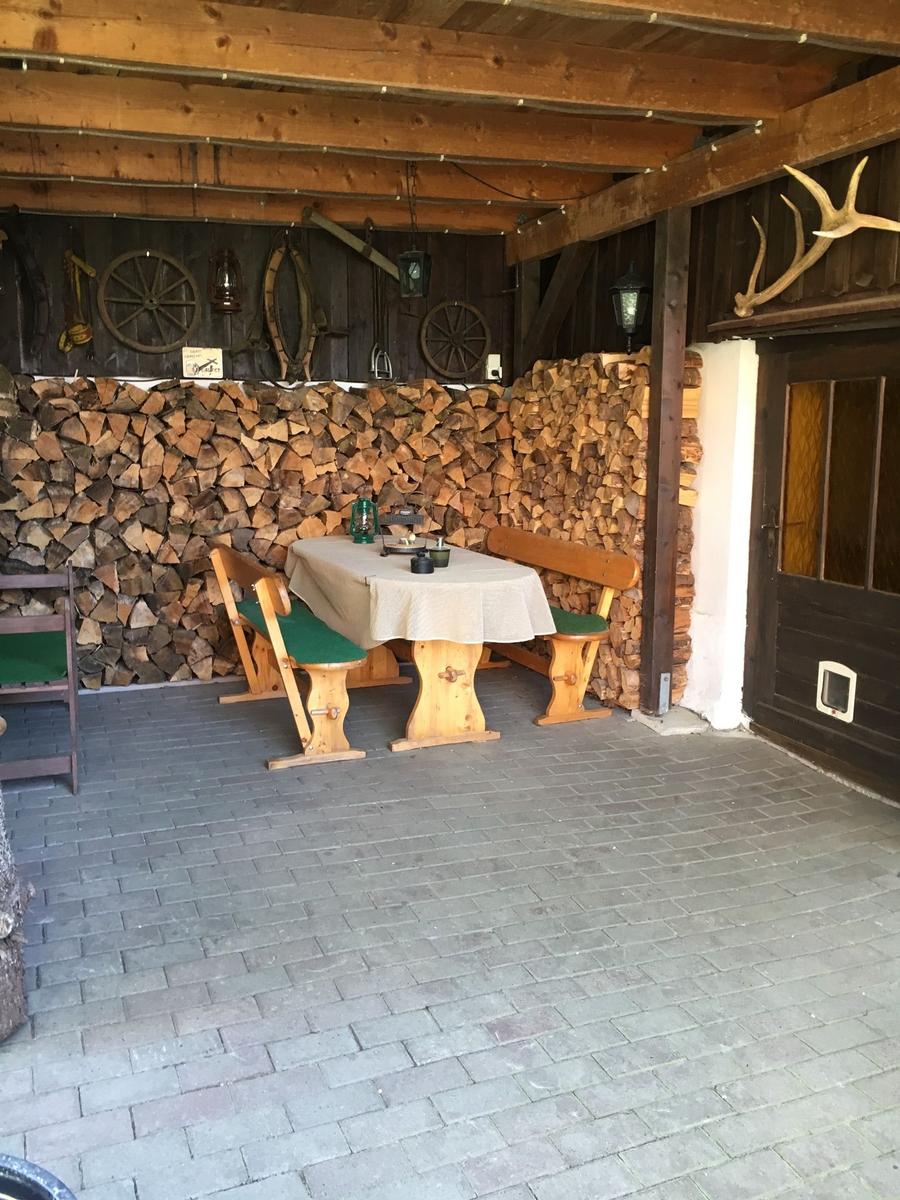 überdachte gemütliche Sitzecke am  Grillkamin