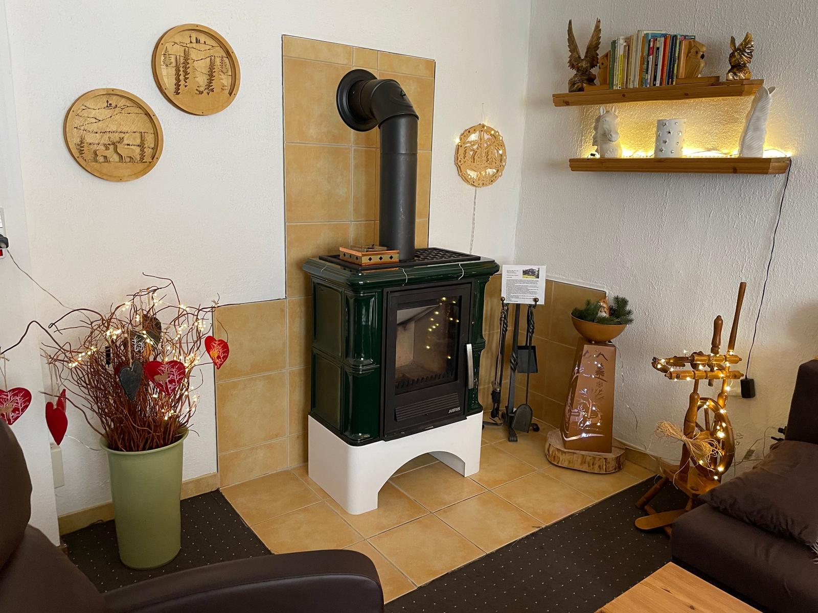 Wohnzimmer mit Kachelkamin