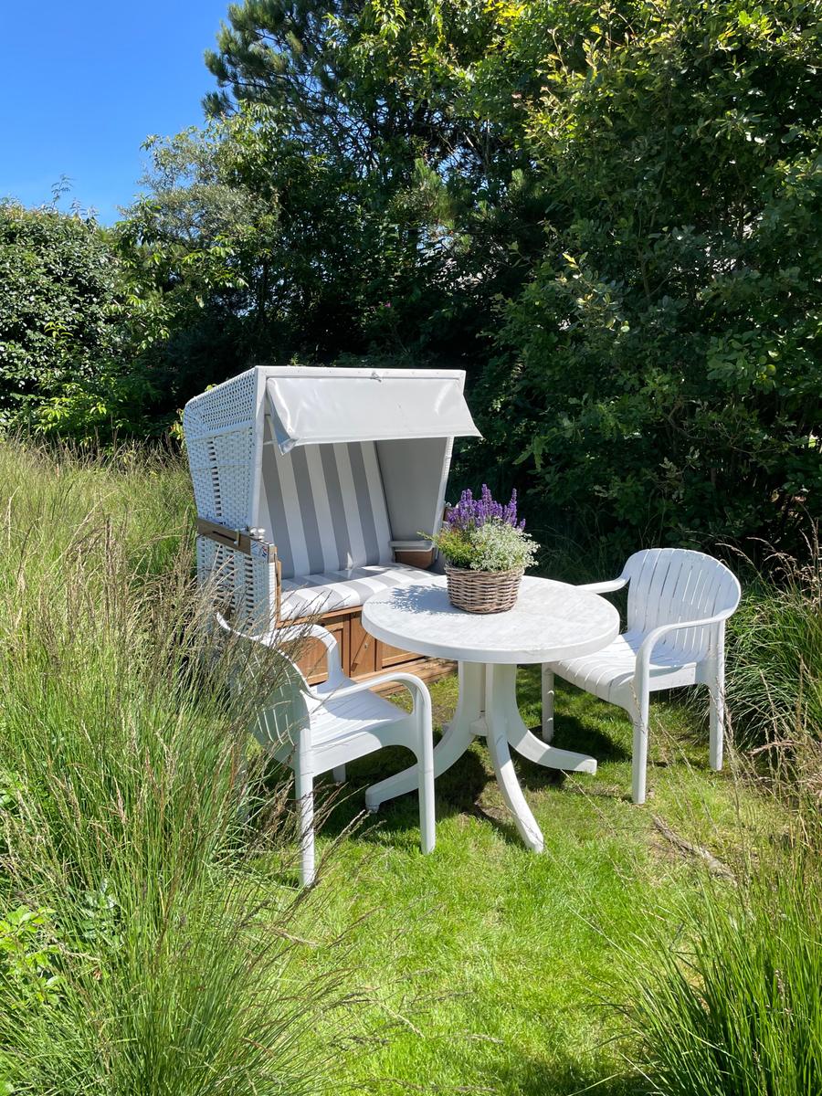 Strandkorb im Gemeinschaftsgarten, der allen Gästen des Hauses zur Verfügung steht.