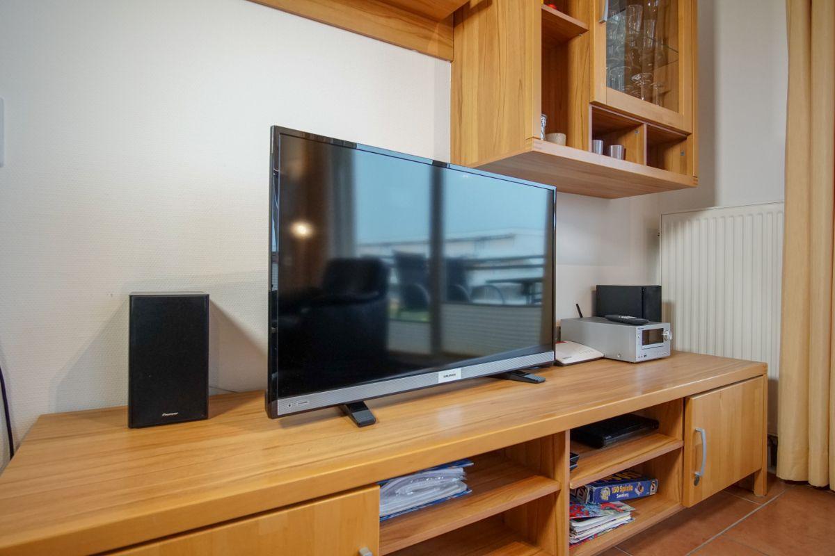 TV auf Holzboard mit Lautsprecher und Aufbewahrungskompartimenten