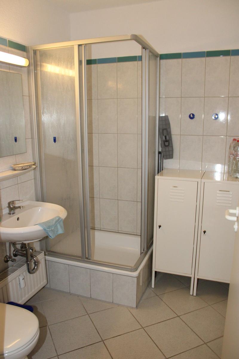 Badezimmer mit Dusche, Waschbecken und Toilette