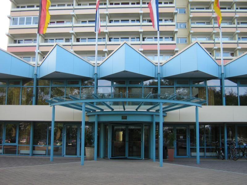 Hotel mit blauen Dächern und Eingangsbereich mit Flaggen