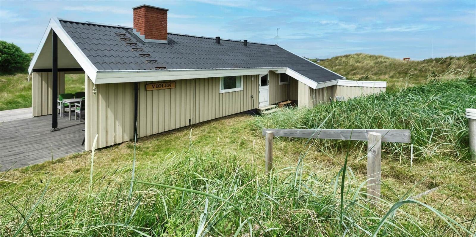 Holzhaus mit Terrasse und Grillplatz in Grasland