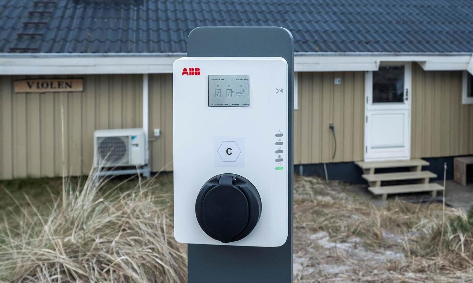 Ladestation vor einem Haus mit Schild VIOLEN