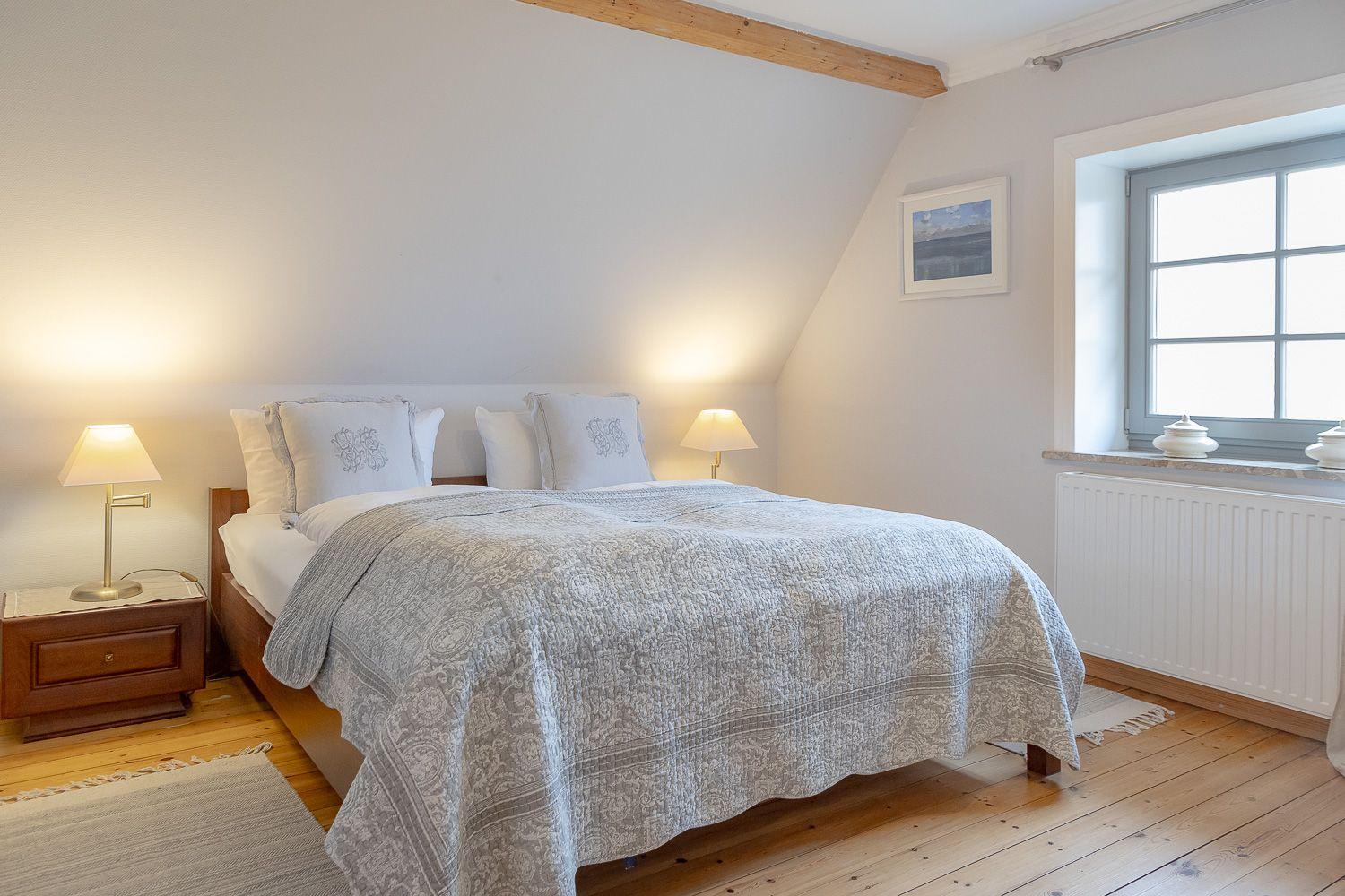 Schlafzimmer mit Doppelbett