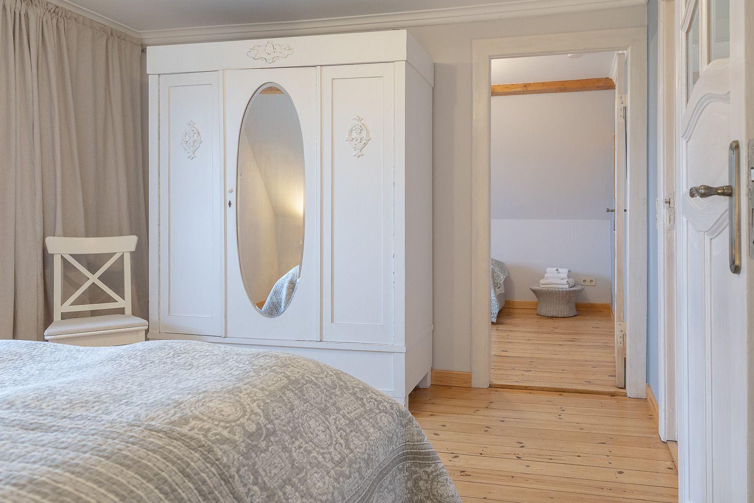 Schlafzimmer mit Schrank