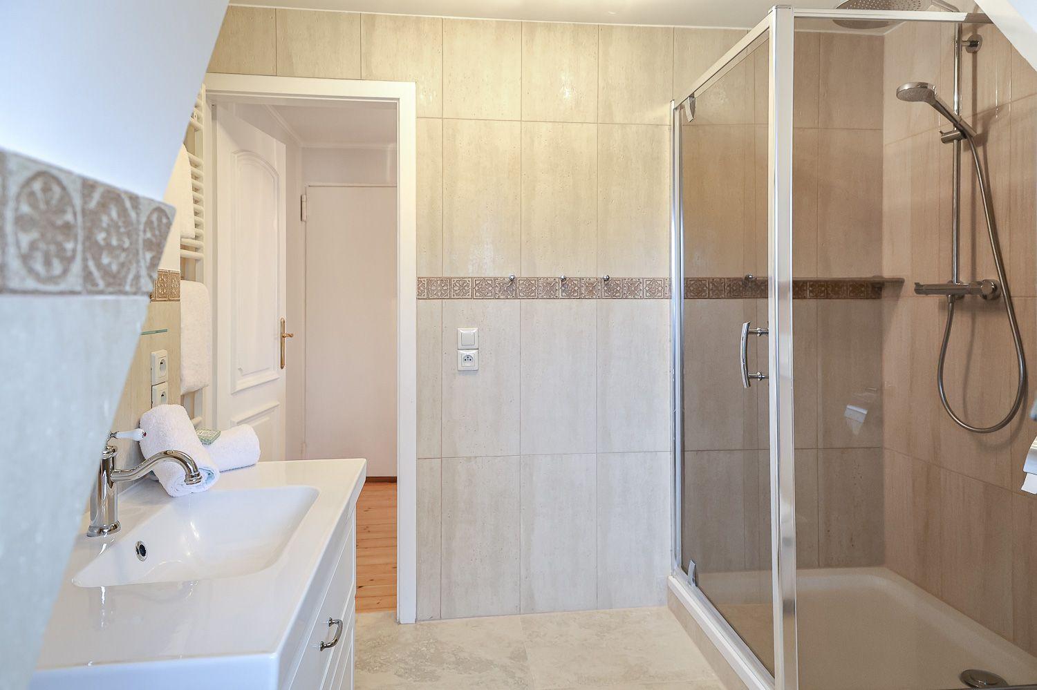 Badezimmer mit großer Dusche und WC