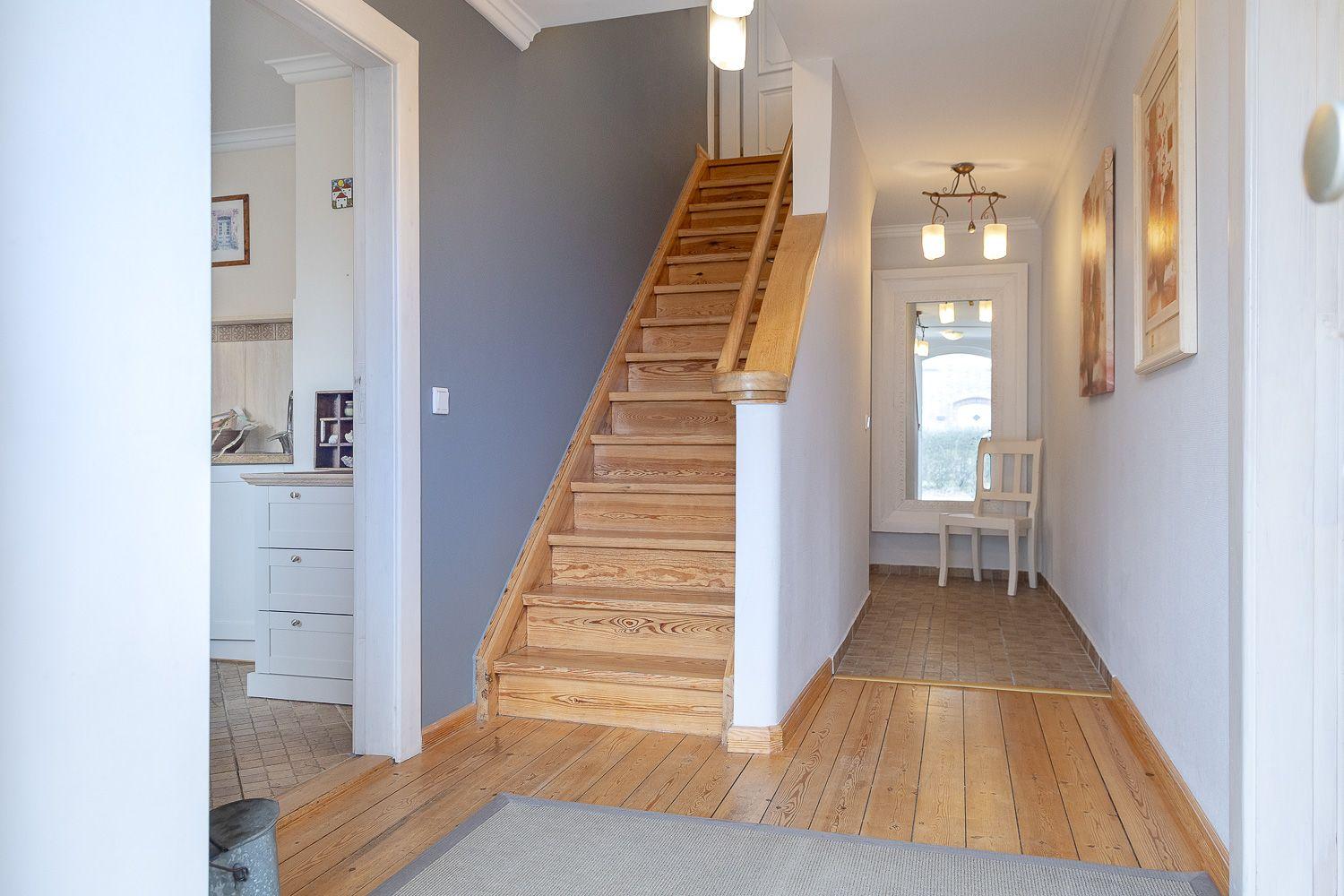 Diele im Eingangsbereich mit Treppe nach oben