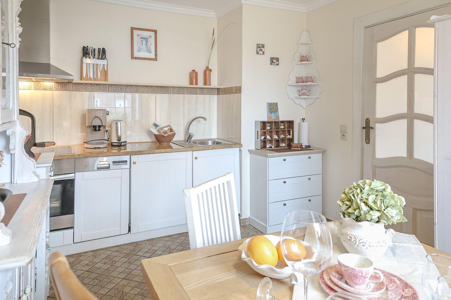 Küche mit Backofen und Geschirrspüler