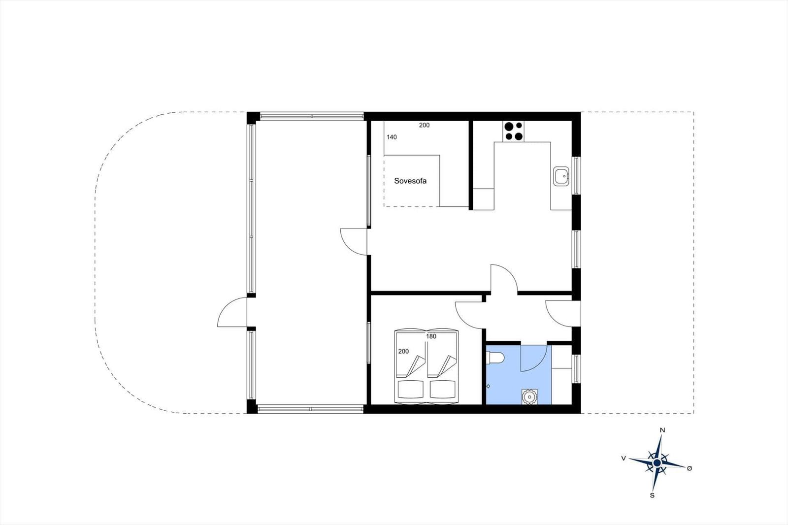 Wohnung mit Schlafzimmer, Küche und Bad. Sofa und Doppelbett.