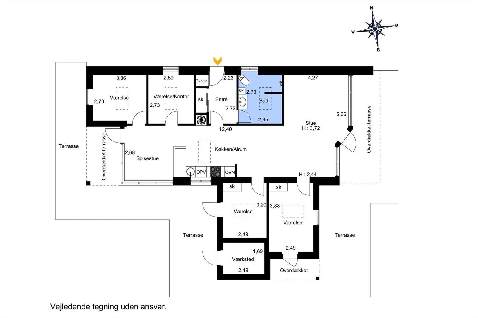 Übersichtsplan einer Wohnung mit mehreren Räumen und Terrassen.
