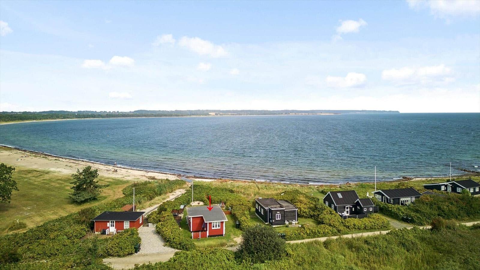 Rote Strandhütte mit Blick auf das Meer und Sandstrand.