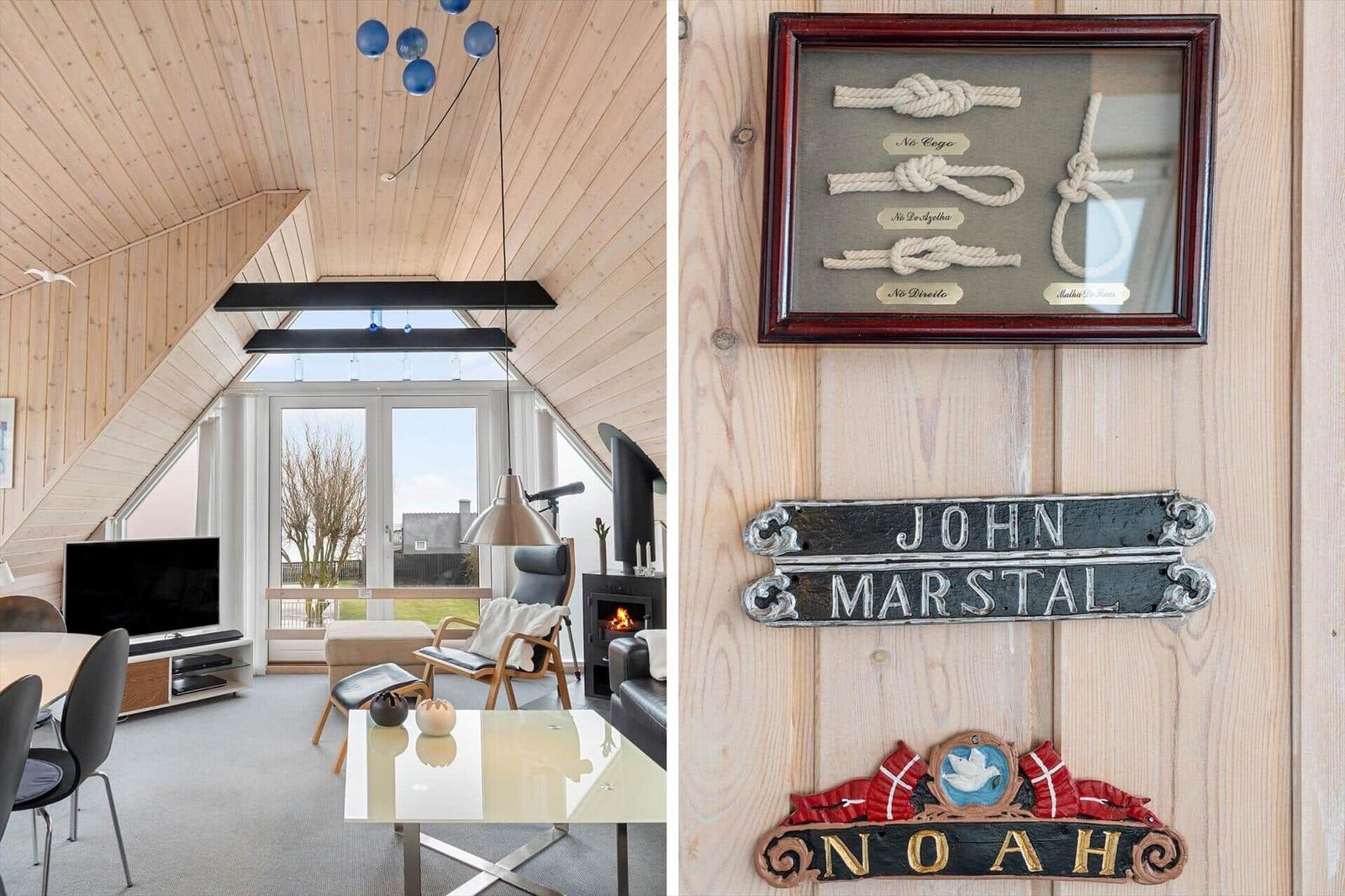 Wohnraum mit Holzdecke und Fenster. Tür mit Segelknoten und Schildern.