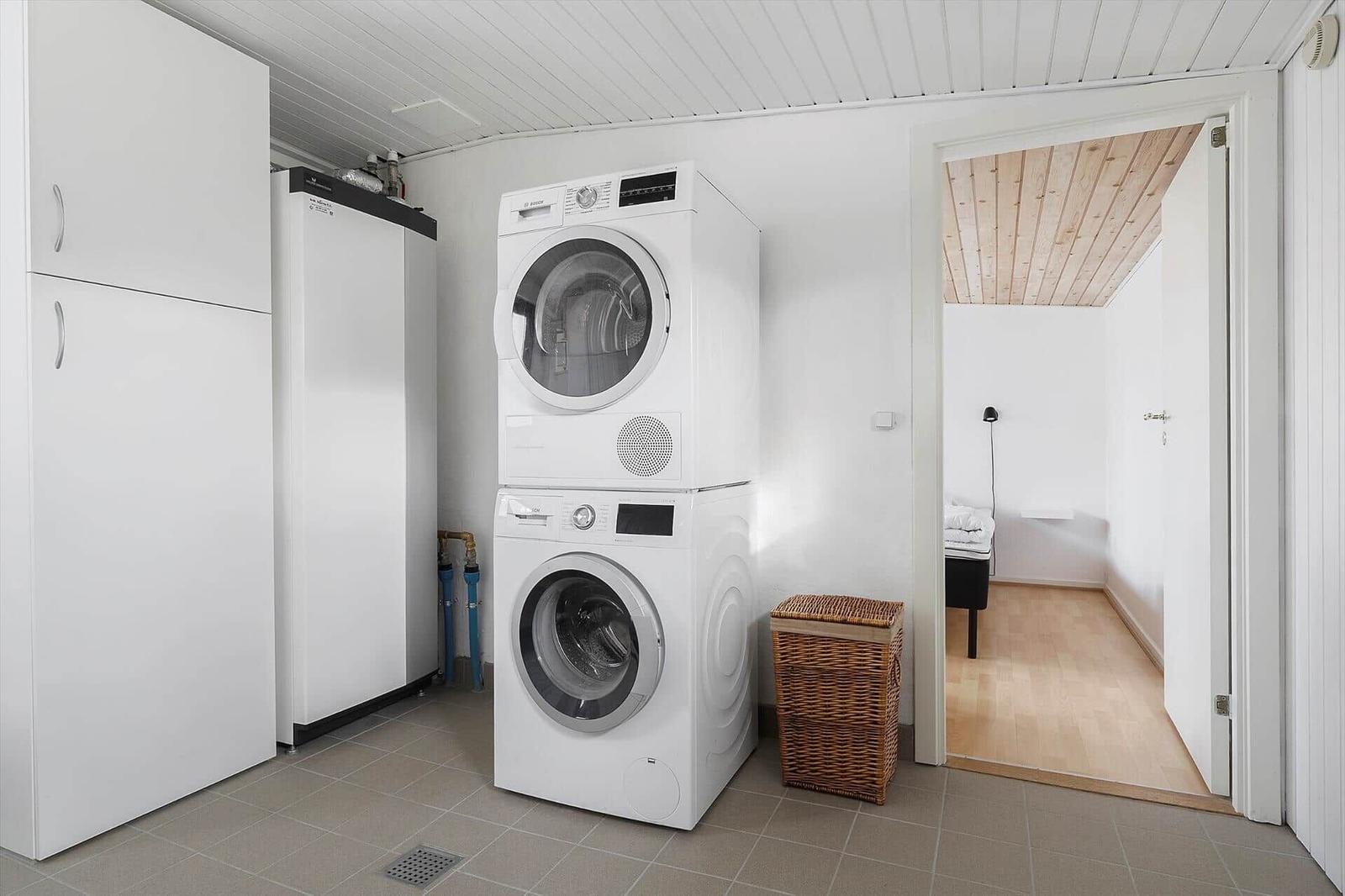 Wäscherei mit Waschmaschine und Trockner, Korb und Kühlschrank