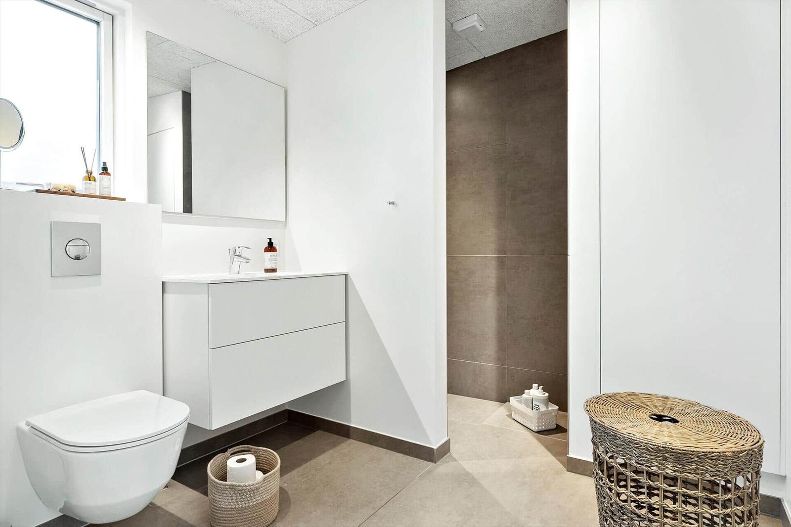 Badezimmer mit Toilette, Waschbecken und Dusche.