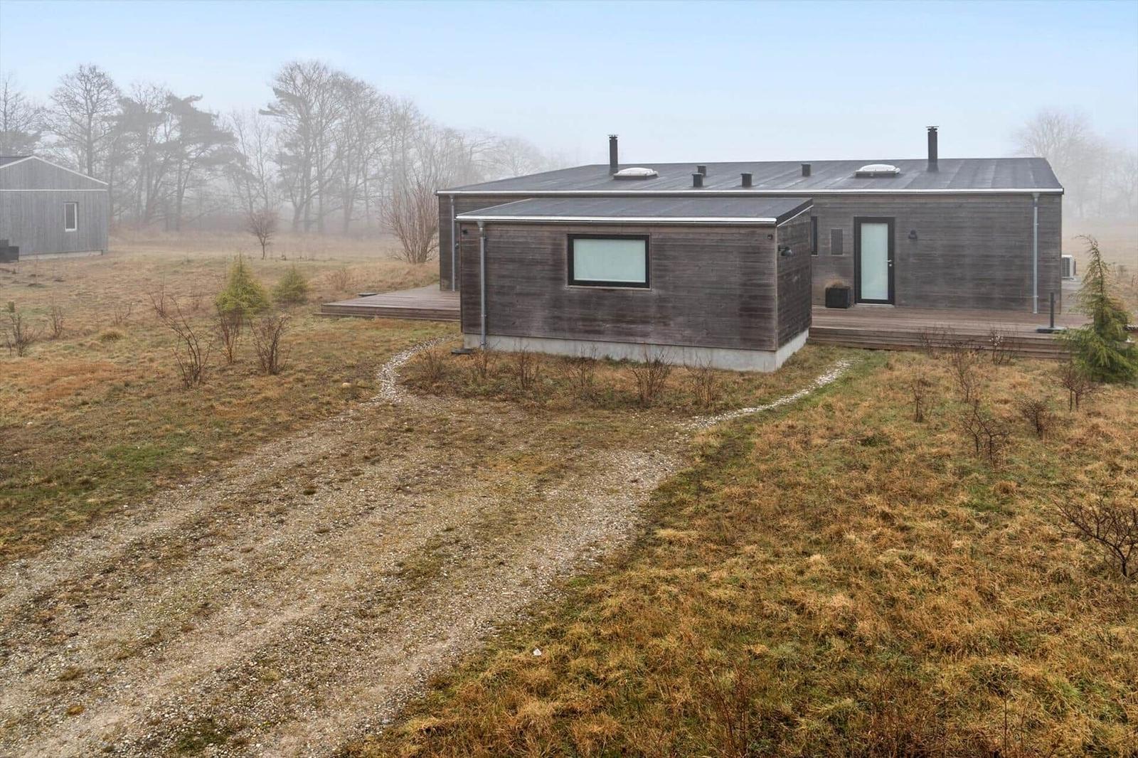 Moderne Holzhütte mit Terrasse in ländlicher Umgebung