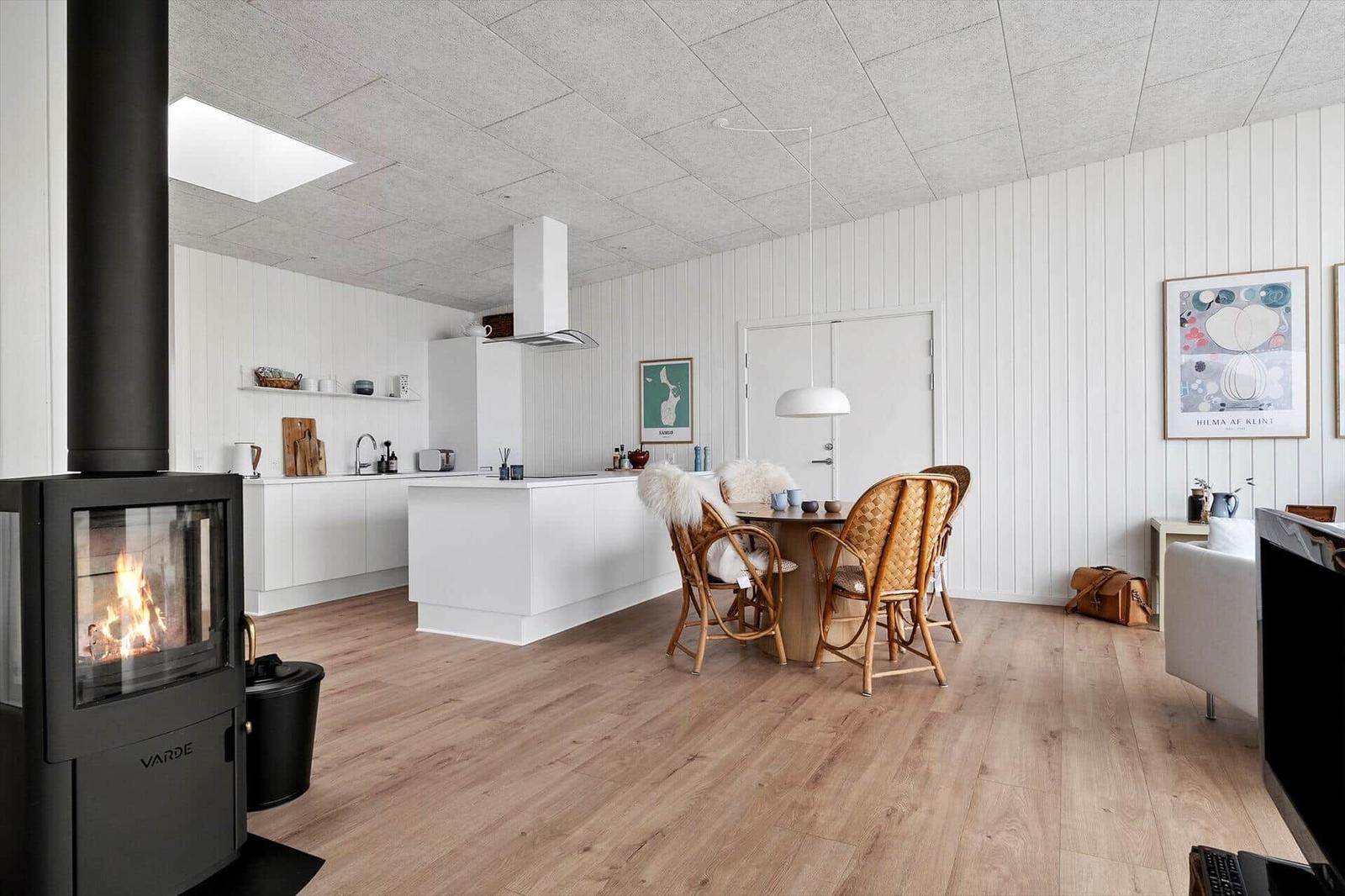 Küche mit Esstisch, Kamin und Holzboden
