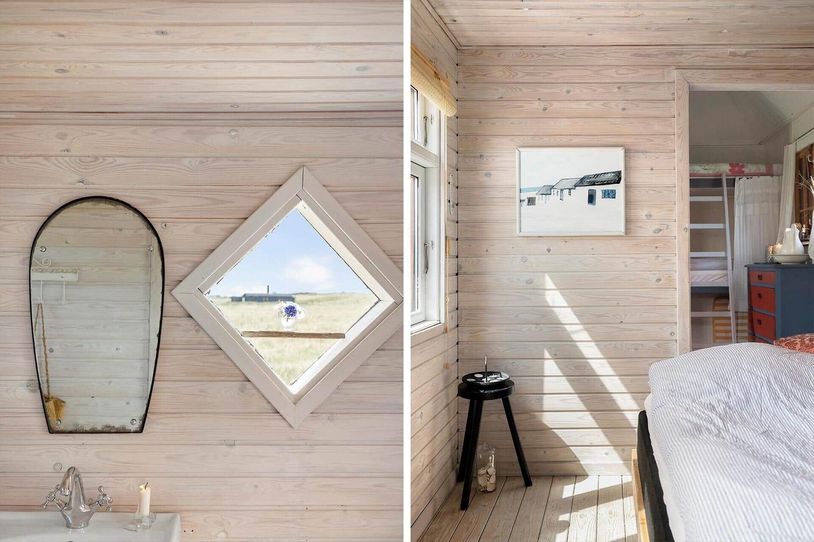Holzvertäfelte Wand mit Fenster und Spiegel. Schlafzimmer mit Bett und Stuhl.