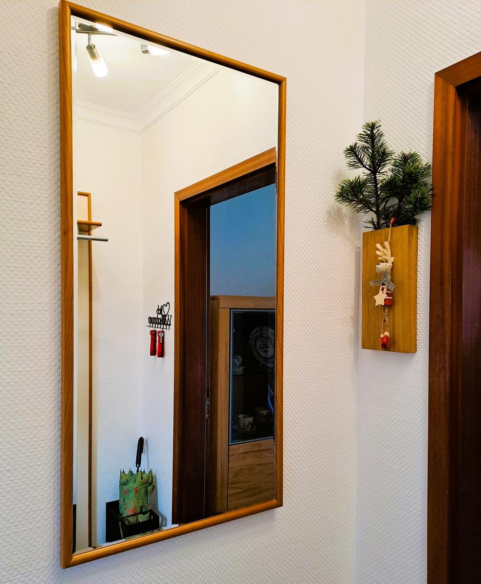 Großer Garderobenspiegel für den richtigen look.