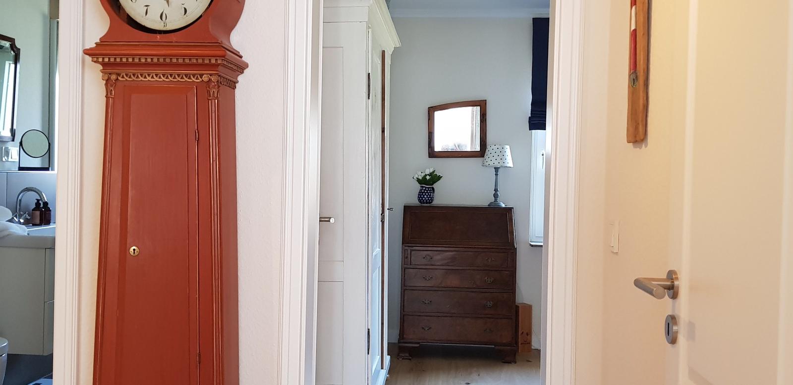 Hausflur mit antikem Standuhr, Schrank und Spiegel
