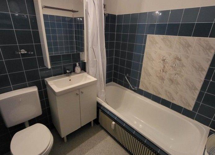 Badezimmer mit Badewanne, Toilette und Waschbecken.