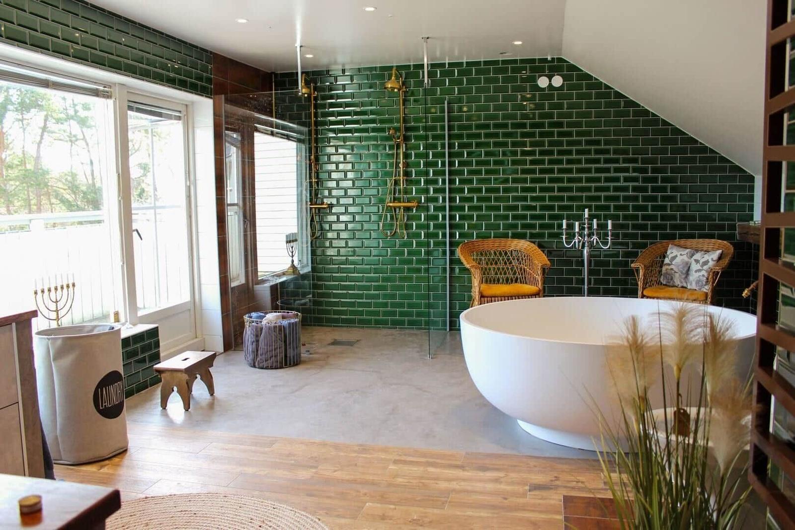 Bad mit grünen Fliesen, freistehender Badewanne und Dusche