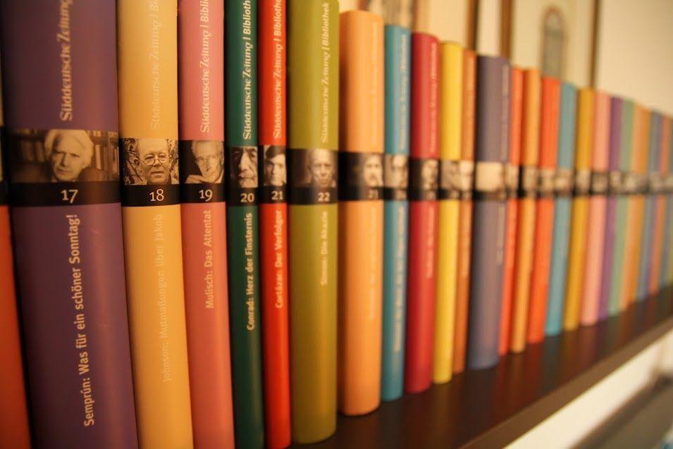 Regal mit farbigen Büchern der Stuttgarter Zeitung.