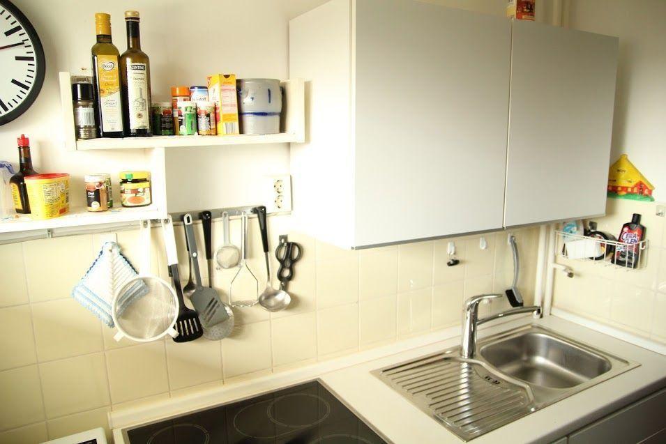 Küche mit Spüle, Kochfeld und Aufbewahrungsmöglichkeiten.