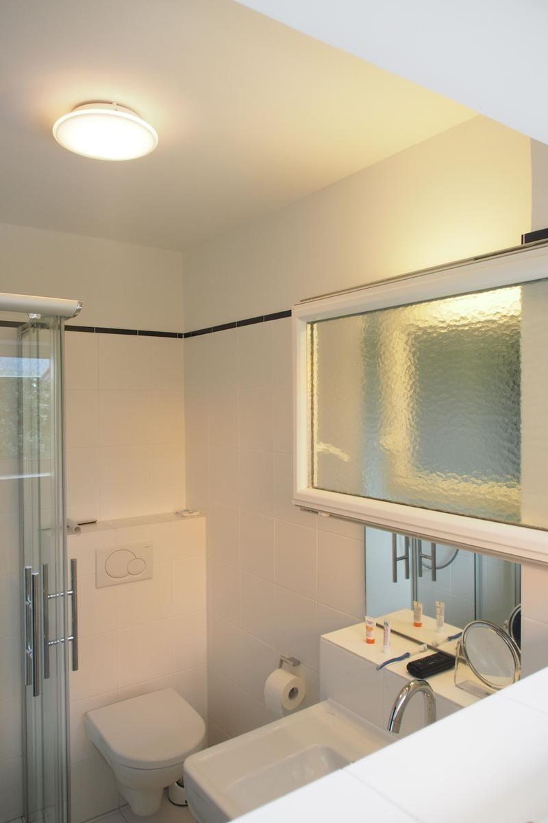 Badezimmer mit Dusche, Toilette und Waschbecken