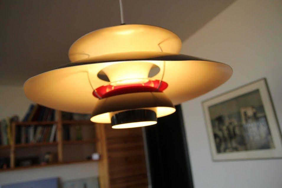 Hängelampe mit mehreren Schichten und rotem Detail.