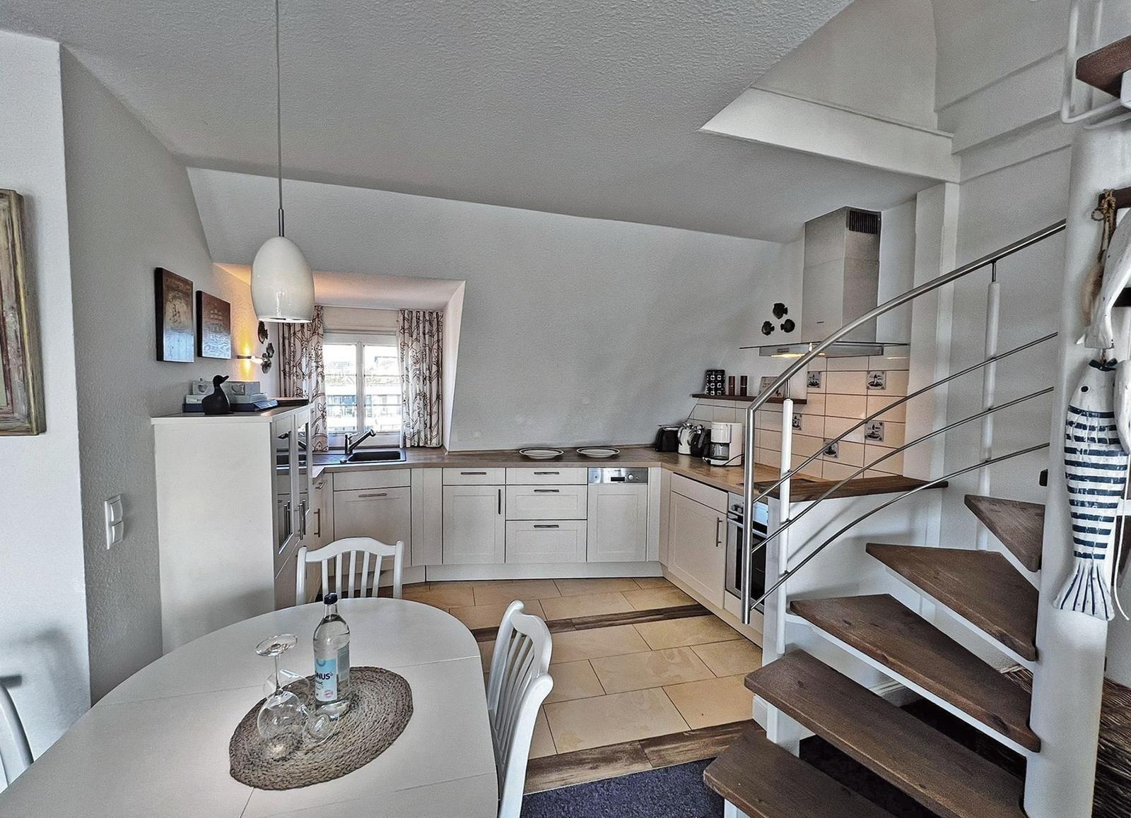 Küche mit Essbereich und Treppe zur oberen Etage