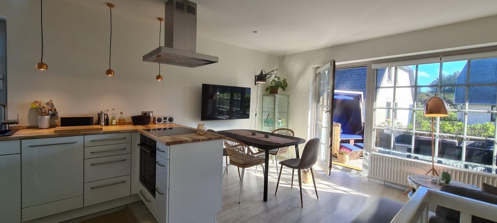 Küche mit Essbereich und Blick auf Terrasse