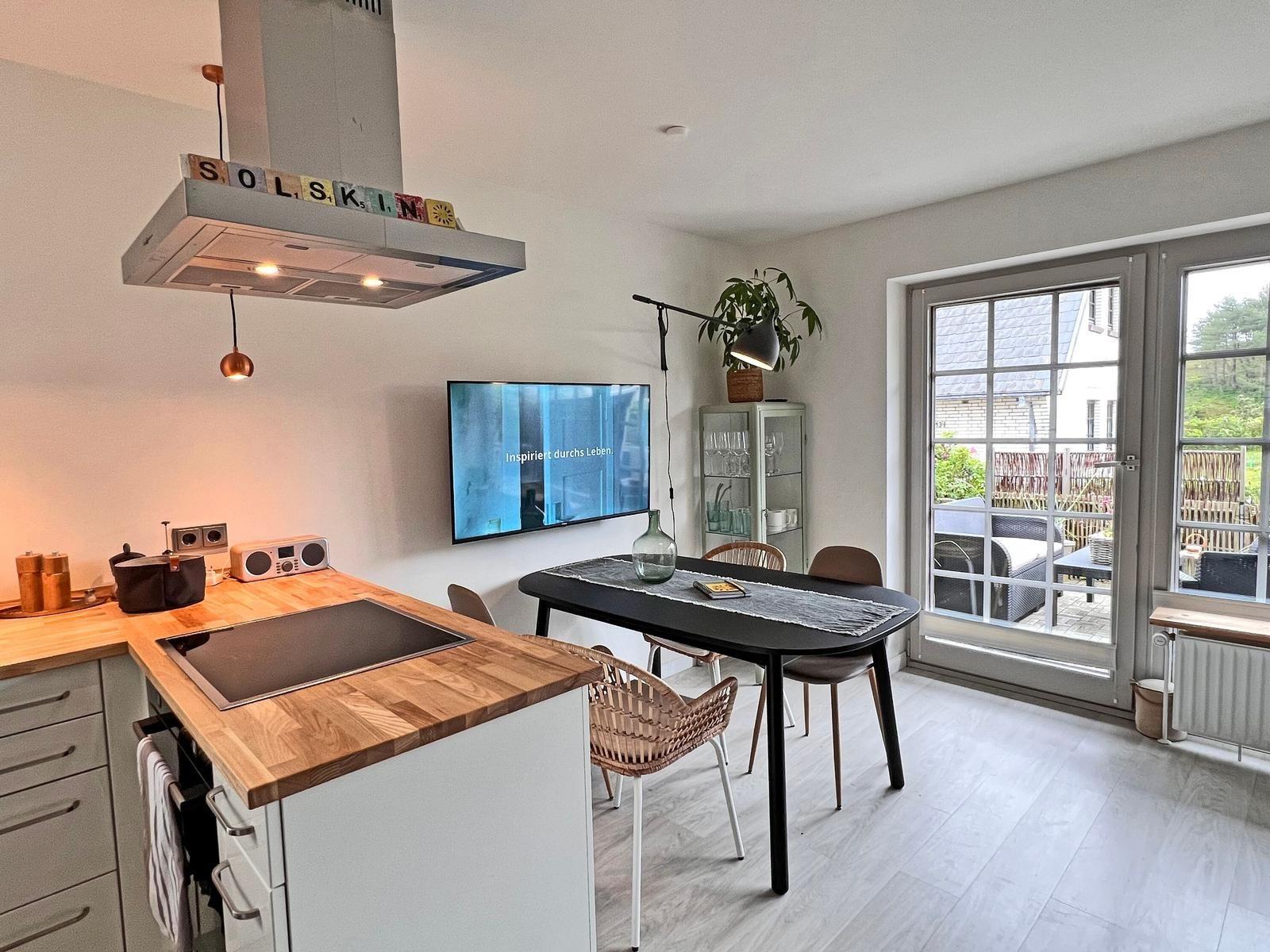 Küche mit Esstisch, TV und Terrasse