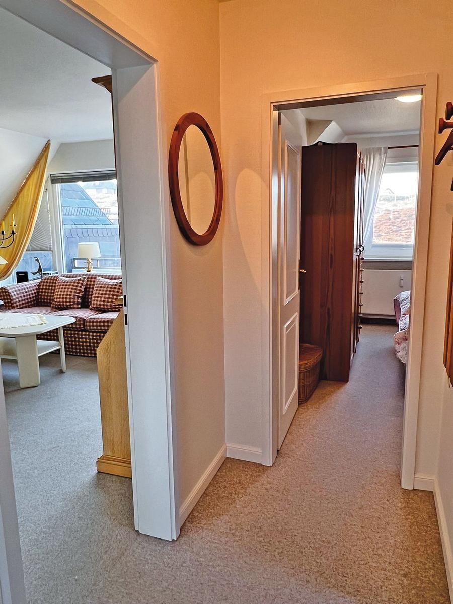 Flur mit Spiegel, Blick in Wohn- und Schlafzimmer