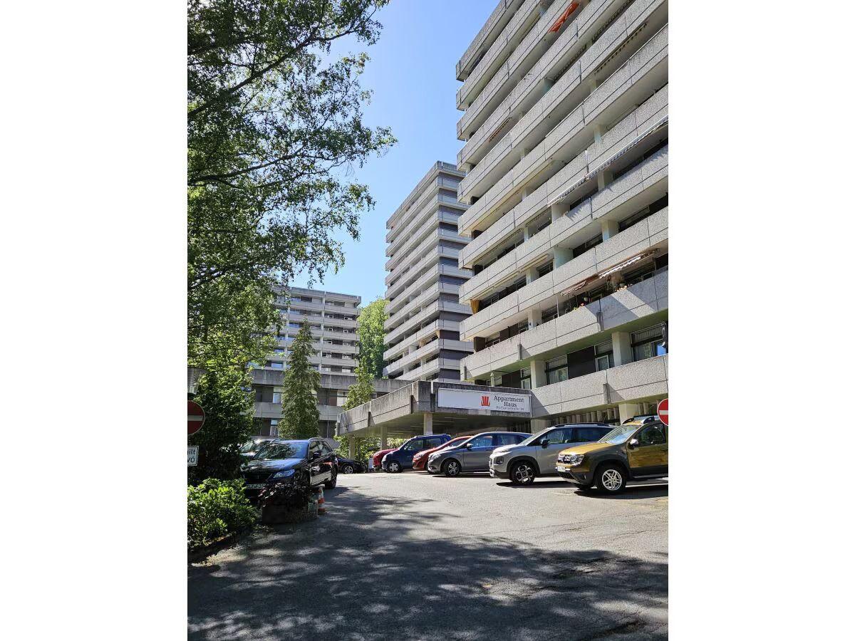 Die Kurhausstrasse 18 mit Parkplätzen