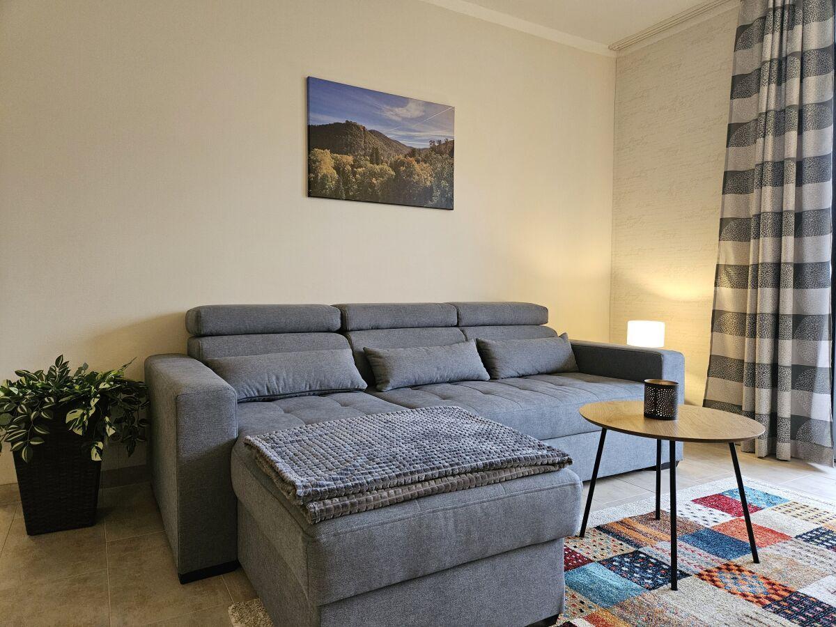 Das Wohnzimmer mit gemütlichem Schlafsofa