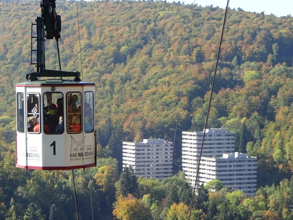 Die Seilbahn mit Blick zur Apartmentanlage