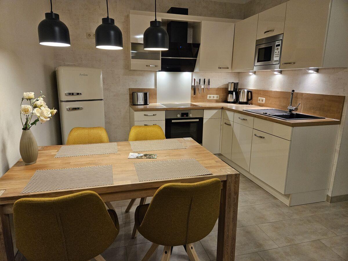 Die Küche mit Kühlschrank und Gefrierfach