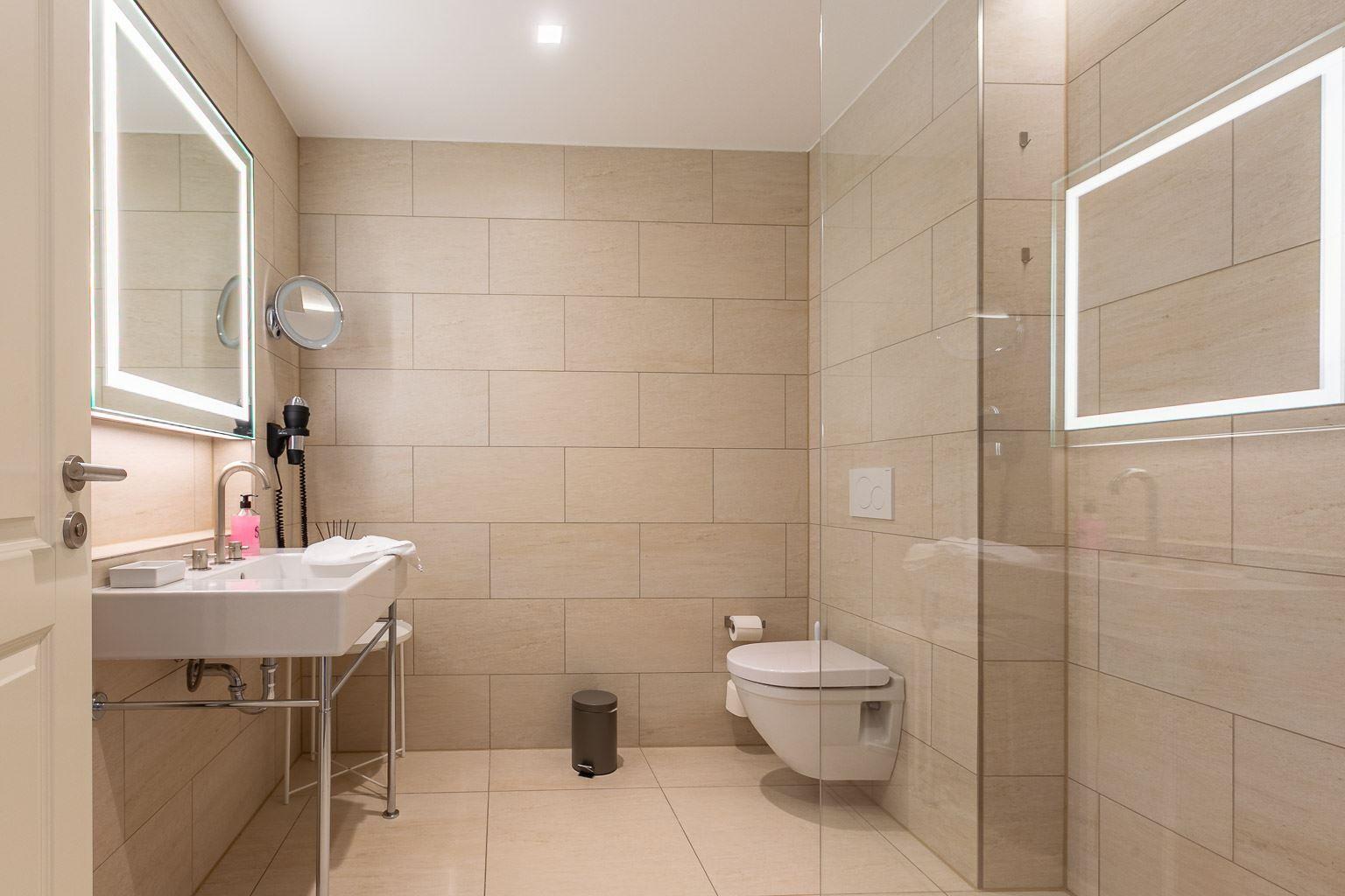 1. Badezimmer mit Regendusche (EG)...