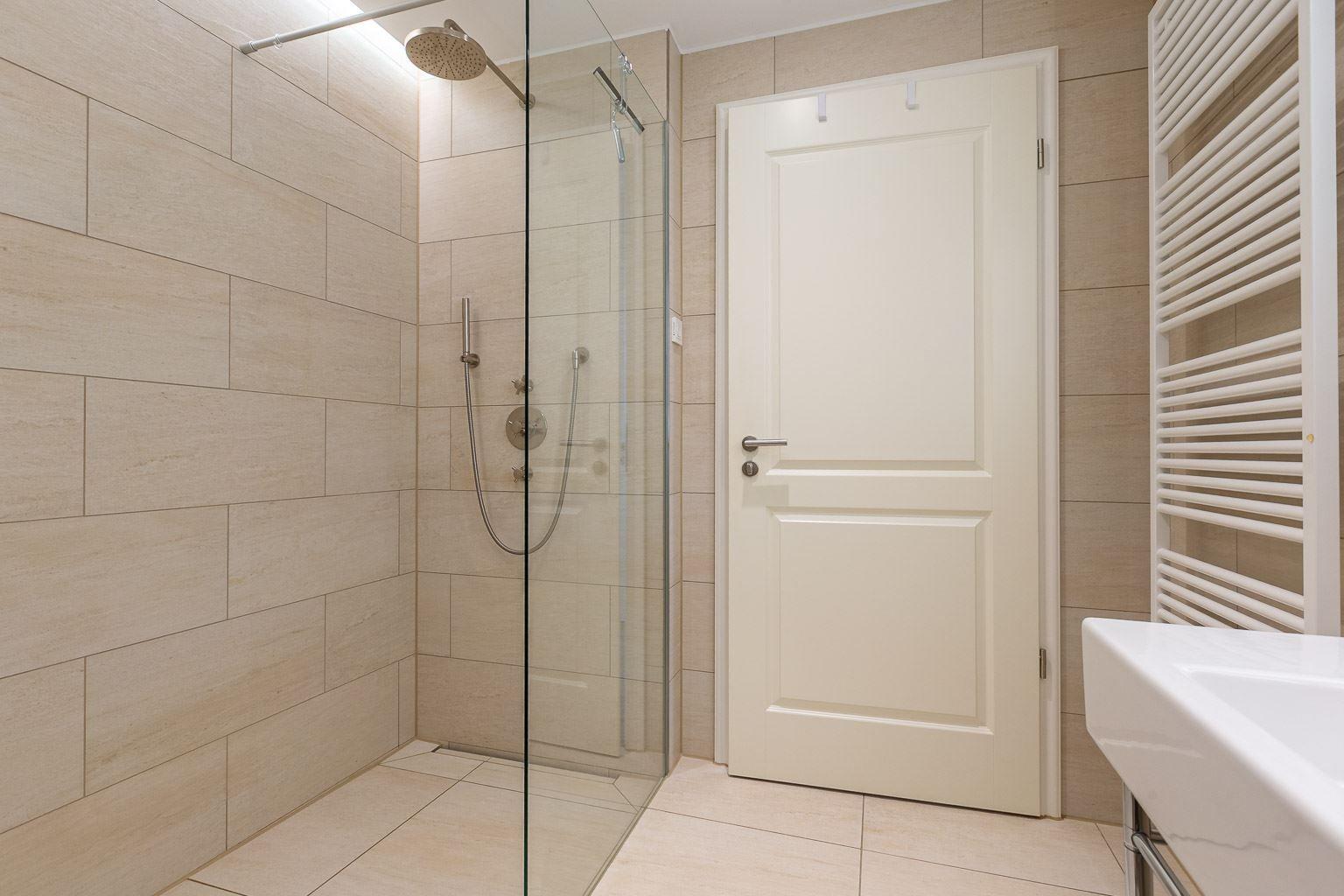 1. Badezimmer mit Regendusche (EG)...