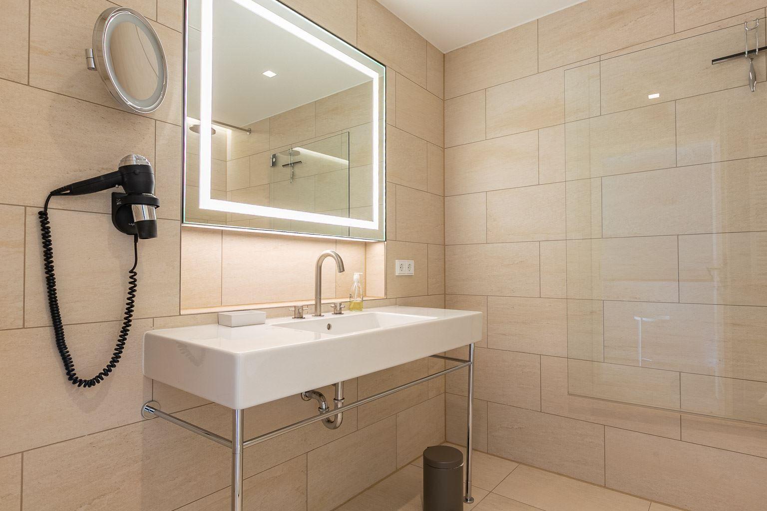 2. Badezimmer mit Wanne (OG)...