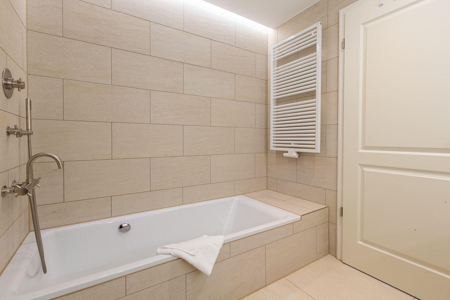 2. Badezimmer mit Wanne (OG)...